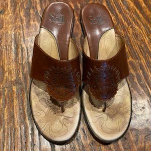 SOFFT * Gorgeous BROWN LEATHER Laser Cut MEDALLION Flip Flop SANDALS Heels * 8 M